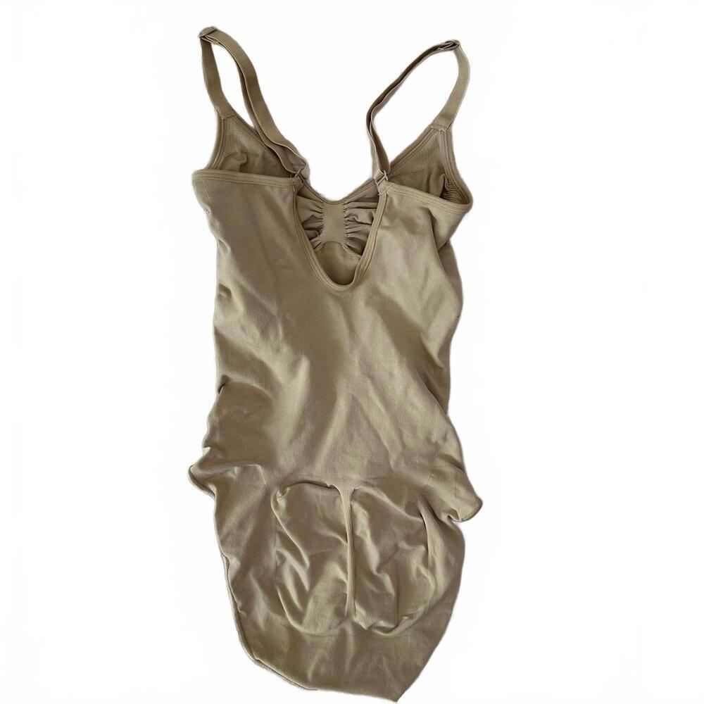 NWOT Skims Seamless Sculpt Brief Bodysuit Size M Clay $72 STRONG COMPRESSION - Picture 4 of 7